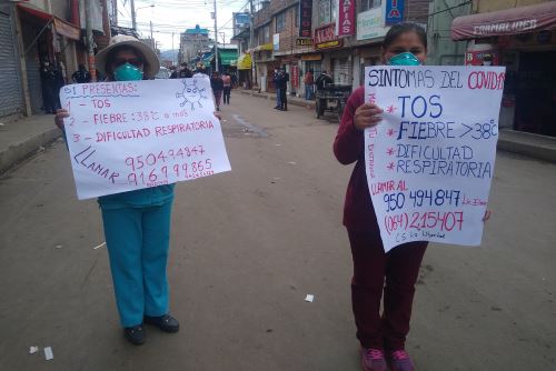 Personal sanitario informa sobre los síntomas del coronavirus covid-19 en Huancayo.