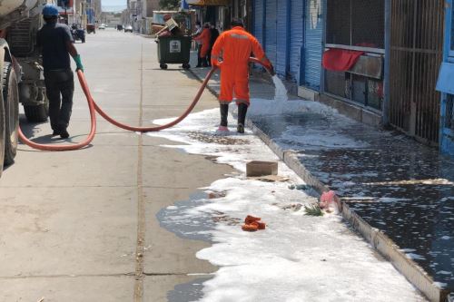 La municipalidad provincial de Lambayeque desinfecta las calles de la ciudad norteña.
