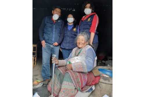 Adultos mayores de Caylloma, región Arequipa, fueron beneficiados con canastas de víveres.