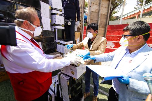 La compra realizada por el Gobierno Regional de Arequipa consistió en 10,000 unidades de guantes de nitrilo, 10,000 unidades de trajes microporosos tipo tyvex, 200 unidades de mascarillas de silicona y 3,500 mascarillas N95.