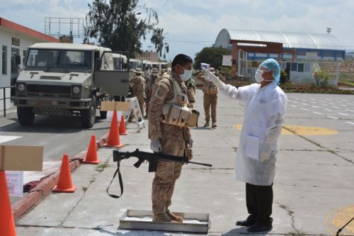 Los soldados pasan por un riguroso control sanitario al ingreso de la institución educativa militar.