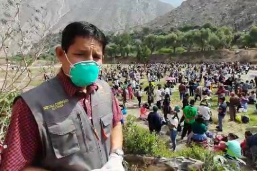 El alcalde de Santa Cruz de Cocachacra, Neptalí Carrasco, coordina acciones a favor de estos compatriotas.