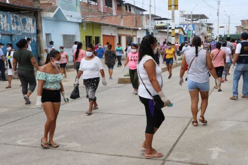 Se ha dispuesto el uso obligatorio de mascarillas y guantes en espacios públicos como mercados.