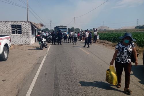 Familiares de internos del penal Cambio Puente, en Chimbote (Áncash), llegaron para conocer la situación.