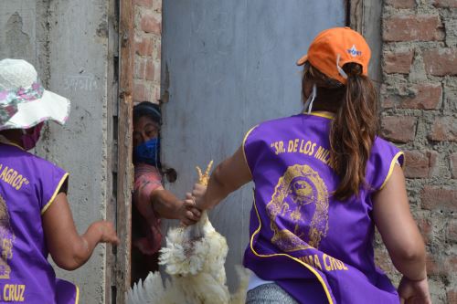 Cada familia trujillana beneficiada recibió un pollo vivo, donado por la empresa privada.