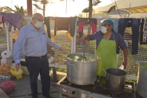 Se improvisaron ollas comunes para atender a la gente que llegó desde Secocha, que permanecerán en el lugar hasta que las autoridades nacionales y regionales autoricen su traslado.