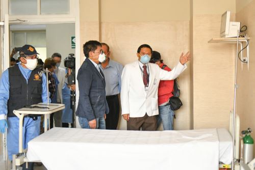 El gobernador de Arequipa, Elmer Cáceres, recorrió nueva UCI del hospital covid-19 de la región sureña.