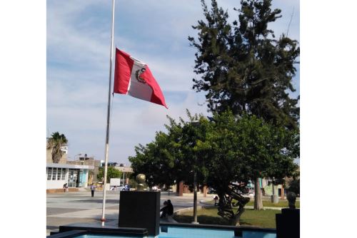La Bandera Nacional fue izada a media asta en la explanada del Hospital Regional Eleazar Guzmán Barrón de Chimbote.