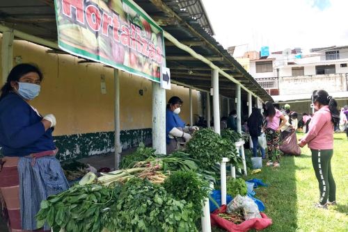 Más de 50 productores de Bambamarca, Jesús, Encañada, Utco, Celendín, San Pablo, entre otras localidades, participaron en la feria del último sábado en Cajamarca.