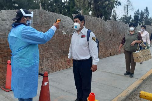 A cada trabajador y usuario que llegó al mercado La Perla se le tomó la temperatura.