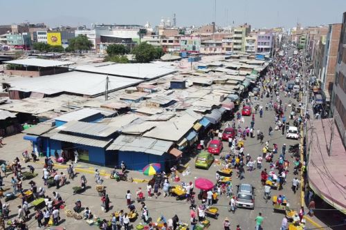 Contrariamente a las medidas sanitarias aplicadas en el mercado Modelo de Chiclayo, las calles aledañas fueron tomadas por decenas de comerciantes.