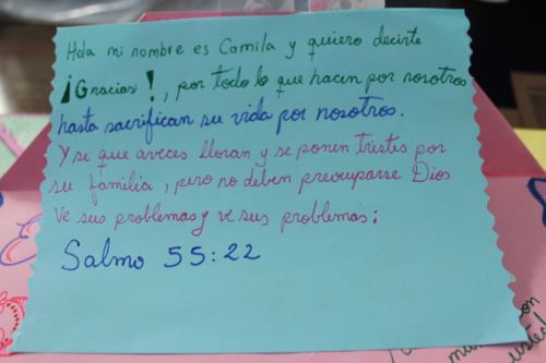 Médicos, enfermeras y técnicos recibieron emotivas cartas de niños chimbotanos.