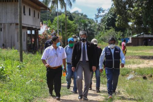 El ministro de Cultura, Alejandro Neyra, viajó a Amazonas para participar en el funeral del lider awajún Santiago Manuin.