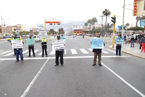 Campaña de sensibilización dirigida a choferes y pasajeros se desarrolló en la ciudad de Chimbote.