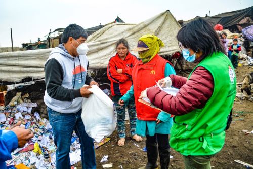 Familias vulnerables que trabajan en el botadero El Milagro recibieron bolsas de alimentos.