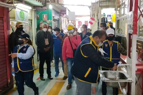 La municipalidad de Chiclayo y los comerciantes ejecutaron labores de pintado, desinfección y acondicionamiento en el mercado Central.