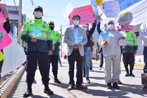 Autoridades llegaron al hospital covid-19 de Huancayo para participar en acto simbólico de esperanza por la recuperación de policía Henry Tovar.