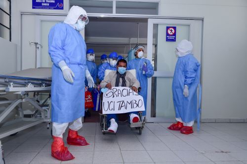 El policía Henry Tovar permaneció 35 en la UCI del hospital covid-19 de Huancayo.