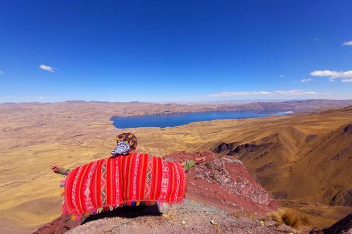 El paisaje es complementado por la laguna de Langui y el cielo azul.