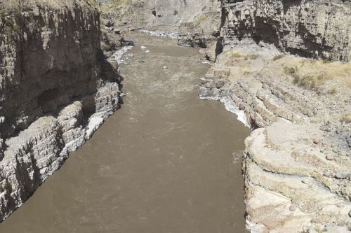 Producto de un deslizamiento se generó el represamiento de las aguas del río Colca, en la región Arequipa.
