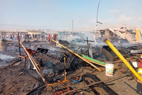 Fuego redujo a escombros 60 viviendas precarias en asentamiento humano del distrito de Nuevo Chimbote.