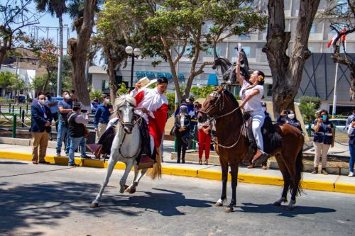 Como parte de la ceremonia de homenaje al escultor chiclayano Miguel Baca Rossi hubo una exhibición de marinera sobre caballos.