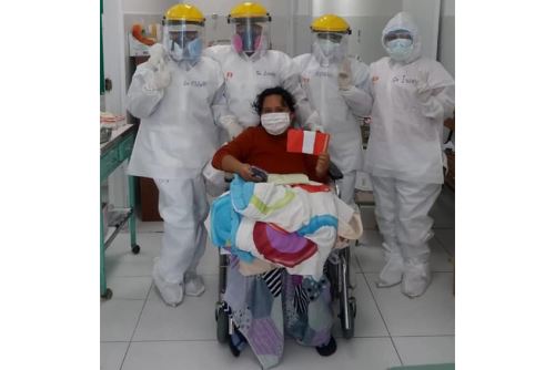 Pacientes dados de alta del hospital Eleazar Guzmán Barrón recibieron banderas del Perú.