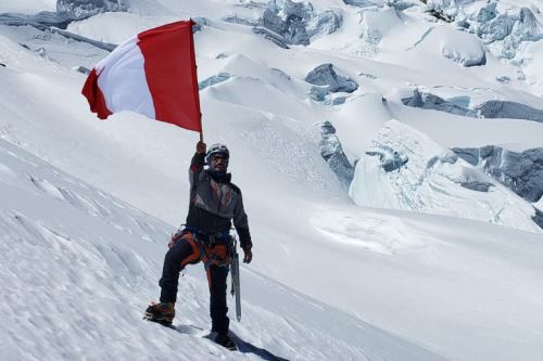 El montañista Víctor Rímac escaló la montaña más alta del Perú, el nevado Huascarán, para colocar la Bandera Nacional en Fiestas Patrias.