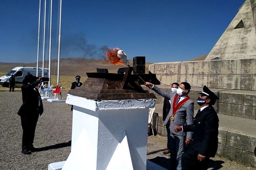 Autoridades de Junín encendieron la llama votiva como parte de la ceremonia en conmemoración de la batalla de Junín.