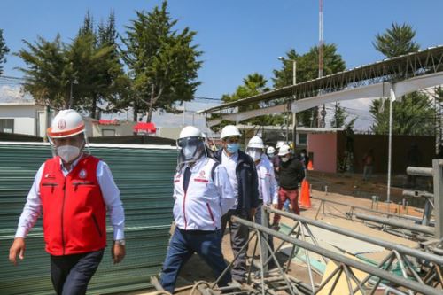 En el terreno del antiguo Hospital Regional de Ayacucho se instala un nosocomio temporal para los pacientes covid-19.