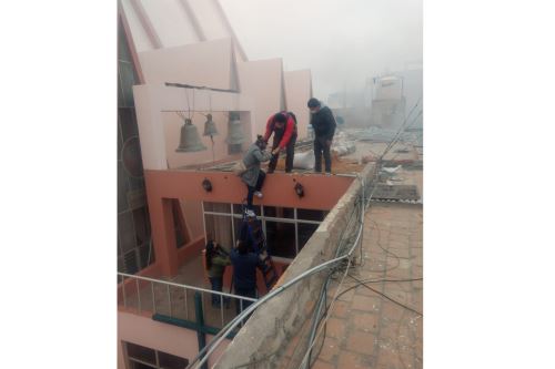 Algunas personas salieron despavoridas por el incendio registrado en el primer piso de la municipalidad de Camaná.