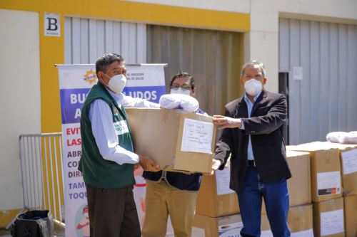 Las mascarillas reutilizables fueron entregadas a los alcaldes que se harán cargo de la distribución.