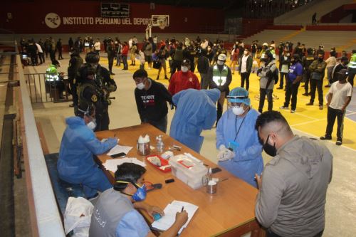 La Policía Nacional informó que 461 personas intervenidas en Lambayeque pasaron por una prueba rápida de descarte del coronavirus.