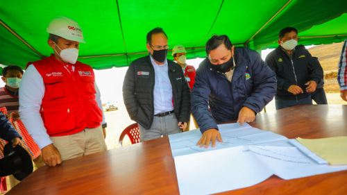 El ministro de la Producción, José Salardi, y el gobernador regional de Apurímac, Baltazar Lantarón, visitaron el terreno donde se edificará el parque industrial de Abancay.