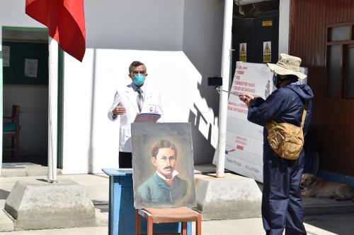 El director ejecutivo del Hospital de Apoyo Víctor Ramos Guardia, Ricardo Natividad Collas, presidió ceremonia de homenaje.