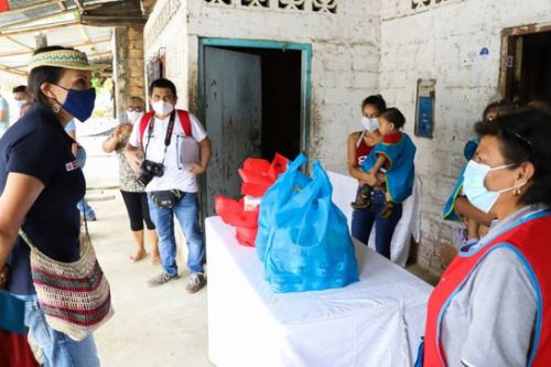 La titular del Midis supervisó cómo personal del programa Cuna Más armaba canastas con alimentos.