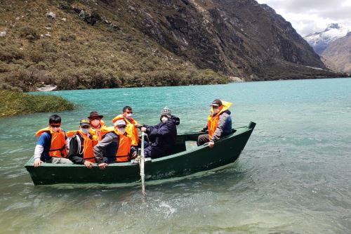 Volvieron los paseos en bote en la laguna Llanganuco.