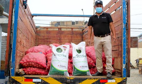 El Gobierno Regional de Lima también entregó 6,000 kilos de maíz y alverja, 1,200 kilos de cebada y 350 kilos de alfalfa.