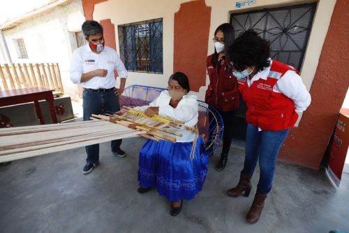 El ministro Alejandro Neyra visitó el taller de la beneficiaria Sonia Magdalena Benites Bances, en el caserío La Raya.