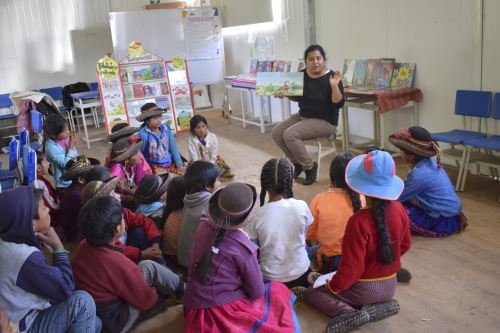 La iniciativa de lectura ambulante busca acercar libros en quechua y en español a niños, niñas y adolescentes de Ayacucho.