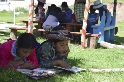 En Sarhua se dieron cuenta de la necesidad de desarrollar libros infantiles en formato amigable, con dibujos, para incentivar a los niños a leer en quechua.