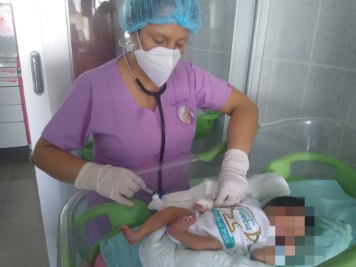 La unidad de neonatología del Hospital La Caleta hace grandes esfuerzos para salvar la vida de los pequeños guerreros.