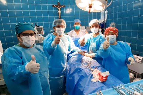 Este es el equipo médico, dirigido por el especialista Alí Alejandría, que extirpó con éxito el riñón izquierdo de una mujer de 60 años.