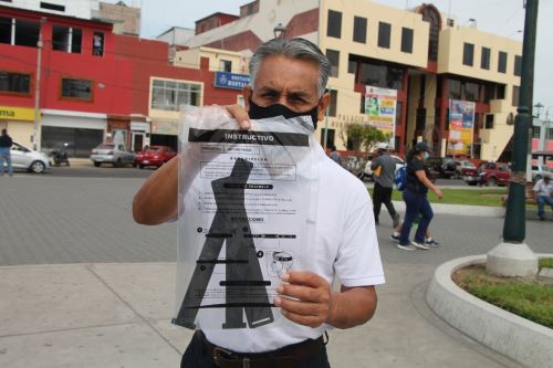 Los usuarios pueden obtener el protector facial registrándose con su DNI en aplicación móvil.