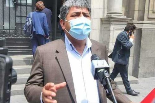 El gobernador de Ayacucho, Carlos Rúa, instó a la población a actuar con responsabilidad en la prevención del covid-19.