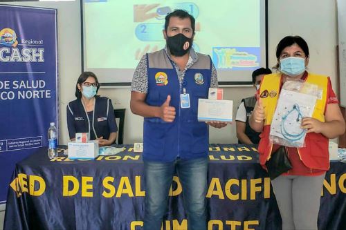 Cada agente comunitario recibió un kit que consta de un pulsioxímetro, una caja de mascarillas y un protector facial.