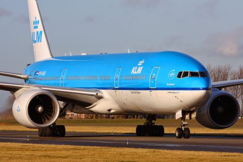 En un avión 777 de KLM, de fuselaje ancho, sería trasladado el lote de vacunas contra el covid-19.