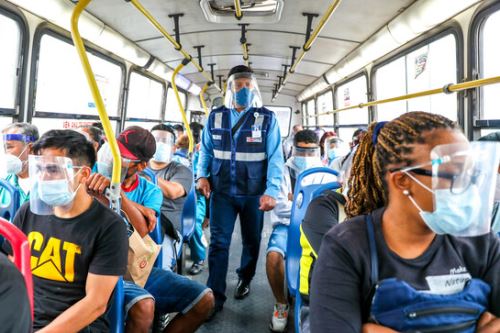 Durante el recorrido de los buses es obligatorio que los pasajeros utilicen la mascarilla y el protector facial.