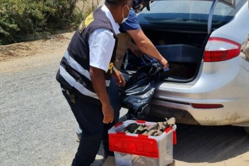 Los policías incautaron las pertenencias de los infractores.