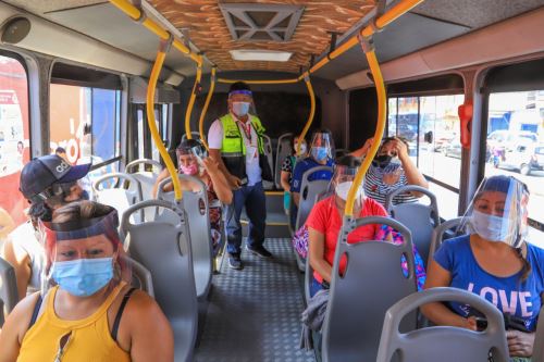 Los usuarios de transporte público también recibieron protectores faciales.